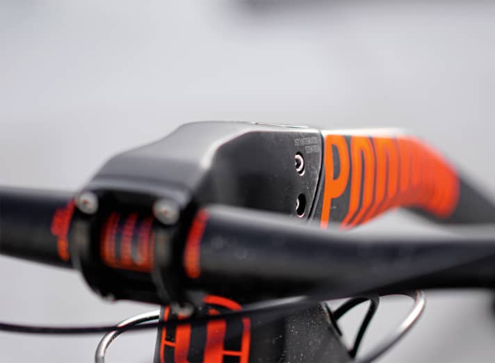   Mondraker Podium Carbon: Into the extension ... The stem ducks flat into the wind and seems to grow out of the top tube.