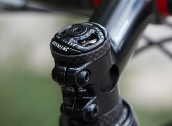   The SWAT tools from Specialized range from mini tools in the steerer tube to bottle cages complete with tools. Particularly clever: the <a href="https://www.specialized.com/de/de/swat-conceal-carry-mtb-tool/p/157285?color=232294-157285" target="_blank" rel="noopener noreferrer nofollow">SWAT Conceal Carry MTB tool</a>, which has a mini tool and a chain riveter inside the steerer tube. Price: 92.90 euros.