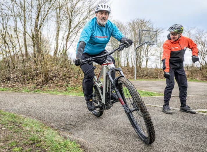 Jürgen versucht, Stefans Anweisung umzusetzen, hat den Körperschwerpunkt aber noch etwas zu weit hinten.