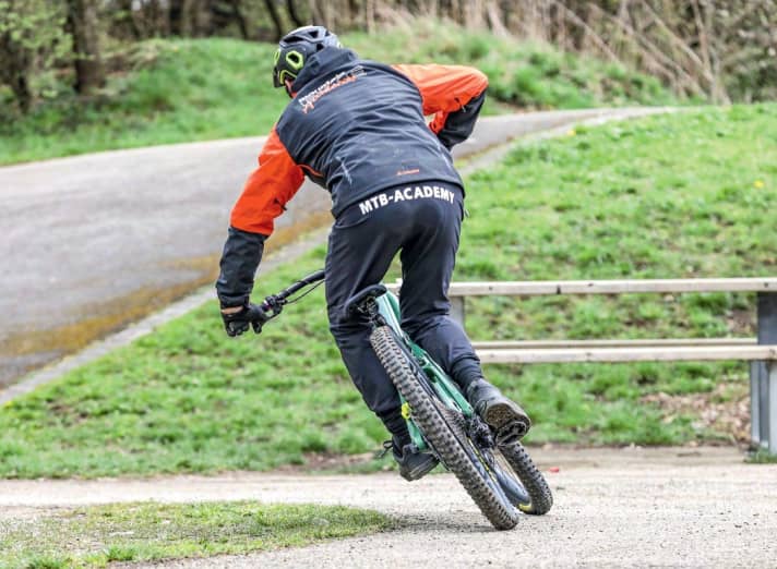 Approaching from the outside, then pulling inwards to the apex and then landing back on the outside track at the exit of the bend - this is the ideal line for cornering. Pro tip: By looking far into the bend, the natural rotation of the body is supported when cornering.