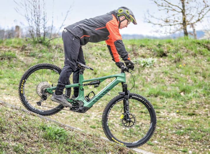 Die richtige Haltung für anspruchsvolle Strecken bergab.