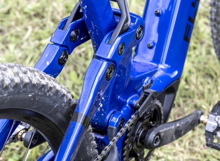 Hauptrahmen und Hinterbau sind aus Carbon, die Verarbeitung überzeugt.