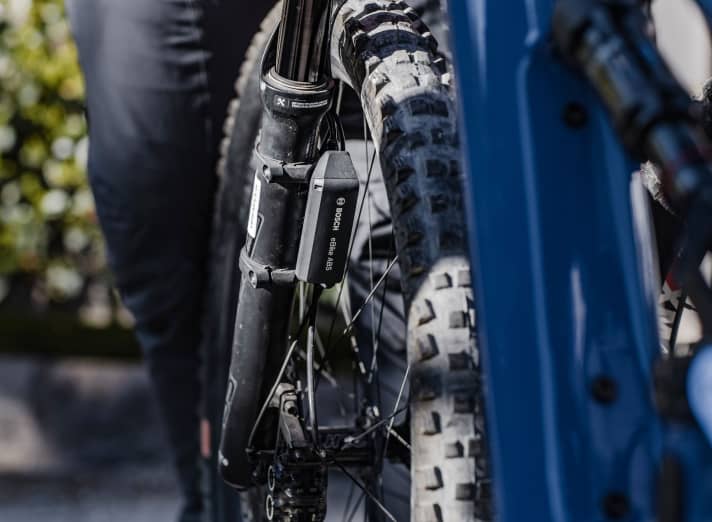 Depending on the manufacturer, the surcharge for the ABS will be 300 to a maximum of 500 euros. Incidentally, ABS is not available as an individual retrofit.