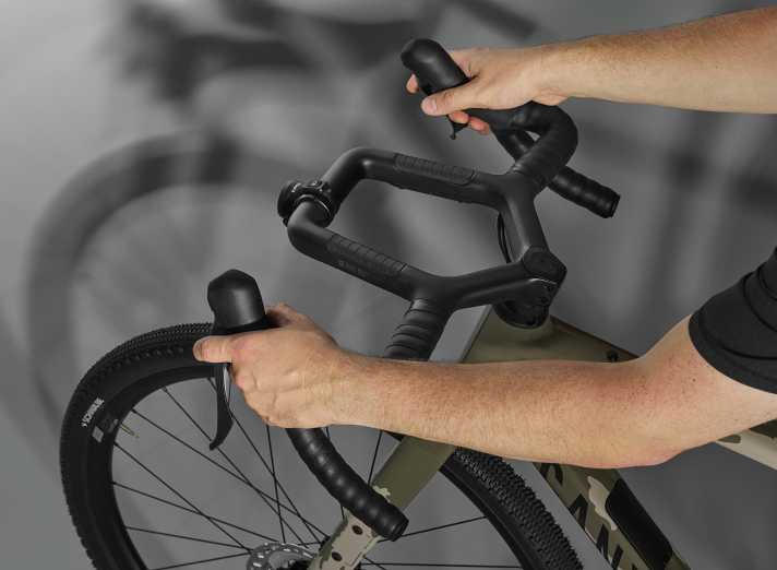 The "Full Mounty" handlebars with space for additional grip positions or equipment.