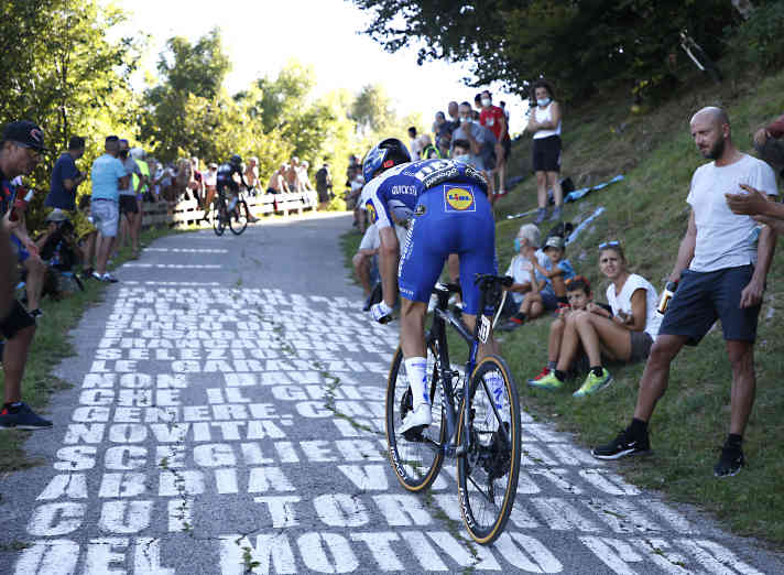 Der italienische Radprofi Andrea Bagioli an der Mauer von Sormano