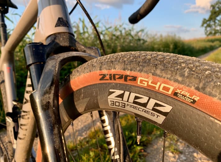  Die passenden Gravel-Reifen liefert Zipp mit dem G40 XPLR gleich mit. 72 Euro kostet der 480 Gramm schwere, nur in 40 Millimeter Breite erhältliche Allround-Reifen, der mit einem Pannenschutz-Streifen ausgestattet ist und den man tubeless fahren kann.