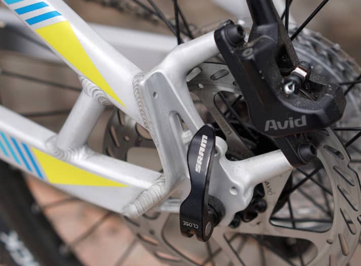 Selbst die Ausfallenden verströmen eine Highend-Aura. Die Avid-Scheibenbremsen sind serienmäßig am Bike.