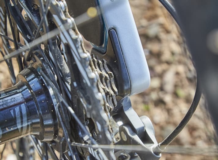   Small part, big effect: The raised aluminium derailleur hanger is designed to protect the carbon at the dropout. This is intended to prevent the classic wear and tear that occurs when fitting and removing the rear wheel.