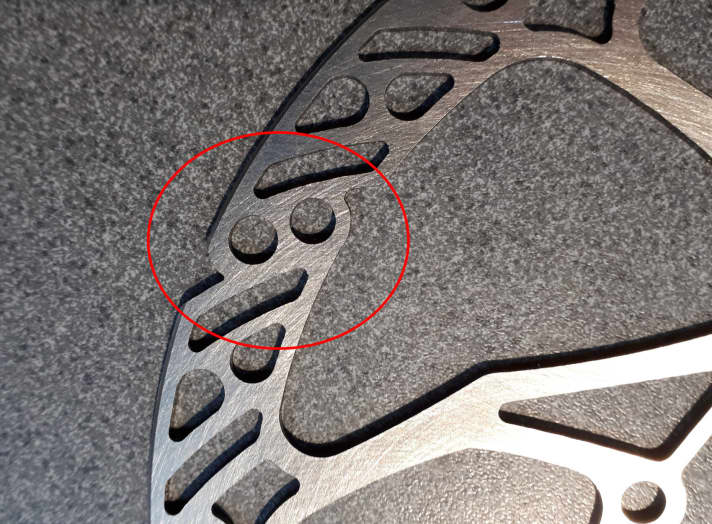  An zusätzlichen Aussparungen am Reibring kann man die zurückgerufenen Dächle-UL-Bremsscheiben von Trickstuff erkennen. Insgesamt 12 Stück an der Außenseite, 6 Stück an der Innenseite.