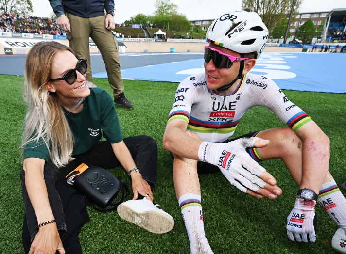 Tadej Pogačar nach Paris-Roubaix 2025 mit sichtbaren Spuren durch die Uhr
