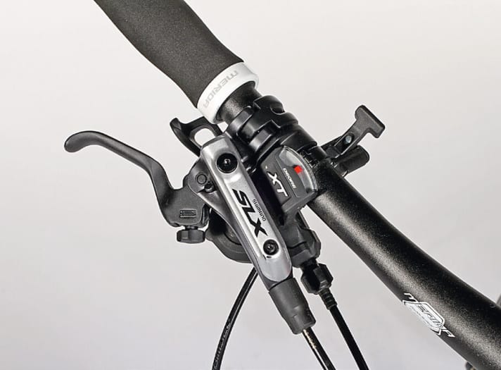   Shimano SLX: Einmal mehr erntet die SLX-Gruppe durch ihre gute Ergonomie und Funktion Lob. Vorteil XT-Schalter: Sie wechseln zwei Gänge auf einmal.