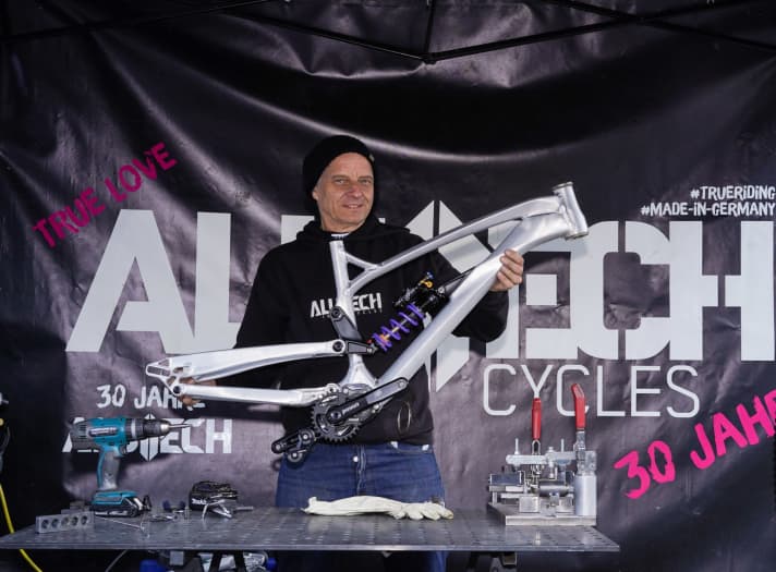   There is a bottleneck in the area of drive systems from the EU. The frame of our project bike is prepared for a Pinion gearbox manufactured in Germany. Jürgen Schlender welded it live at the <a href="https://www.bike-magazin.de/mtb_news/events_rennen/willingen-bike-festival-highlights-2022-tag-2" target="_blank" rel="noopener noreferrer nofollow">BIKE Festival 2022 in Willingen</a>.