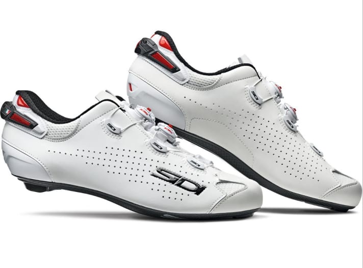   Well ventilated, adjustable heel hold and lacing with Tecno-3/Push twist fasteners: The new Sidi Shot 2 is a real high-end cycling shoe.