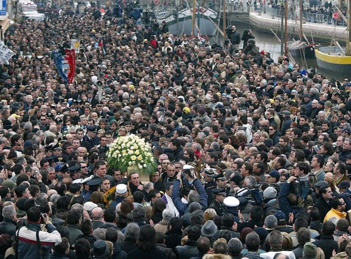 Der Sarg mit dem Leichnam von Marco Pantani auf dem Weg zum Friedhof.  Die Anteilnahme der Italiener war groß.