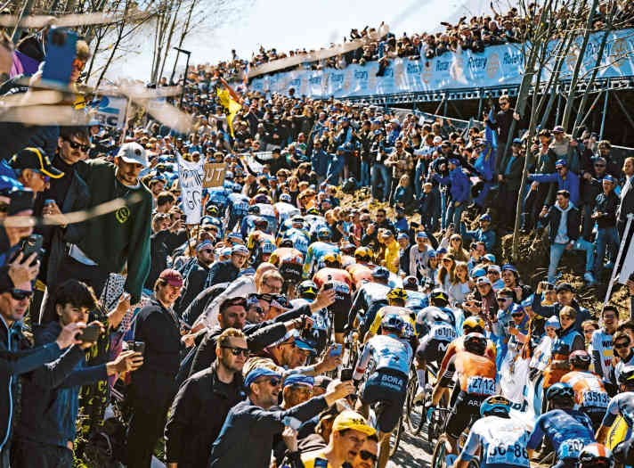 Zone de fête : dans la montée vers Oude Kwaremont, les coureurs cyclistes seront accueillis sous des chapiteaux dans une ambiance de stade de football.