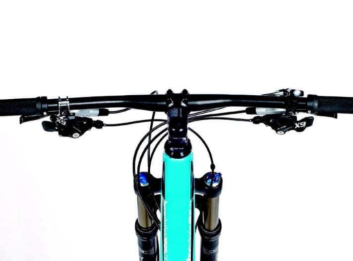  Thanks to SRAM's Matchmaker clamp, the cockpit is very tidy. The testers didn't like the flat handlebars, a riser bar would be more comfortable.