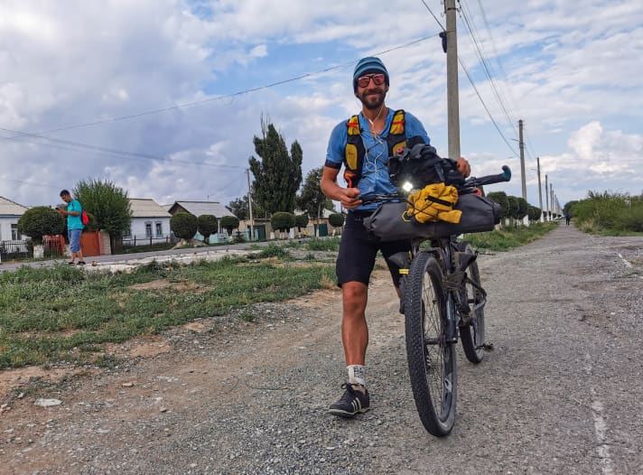   Martin Písačka has probably surprised everyone. His freewheel breaks 200 kilometres before the finish. Instead of giving up, he hiked three days to the finish. As befits the self-employed Czech landscaper with two cans of beer on his handlebars. He bought the shoes second-hand from a villager.