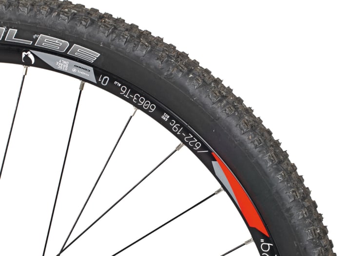   Conway & Cube: Almost five kilos of acceleration mass: heavy wheels are hidden brake anchors and give the 29ers unnecessarily sluggish handling.