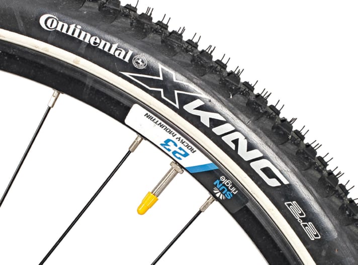   Schnell, griffig und mit überragender Dämpfung: Die teure Race-Sport-Version der Conti-Pneus spendiert dem Rocky einen Extra-Schub.