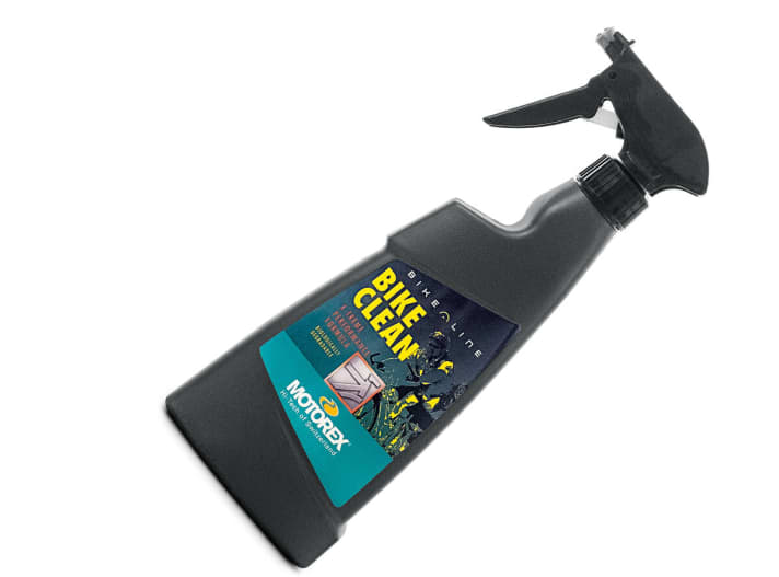   Motorex Bike Clean: The highly grease-dissolving bike cleaner does a great job. After 20 minutes of exposure and two washes, there is no trace of grease stains. The 500 millilitre bottle costs approx. 7 euros.