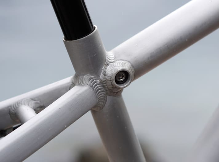 Chic detail: The seatpost clamp integrated into the frame is more for visual than functional reasons.