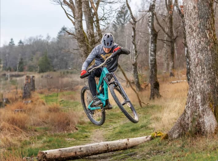 Enduro-Ass Christian Textor zeigt den Bunny Hop.