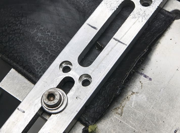 So testet MYBIKE Schnittfestigkeit: Die Reifen werden mit einem Dorn durchstoßen