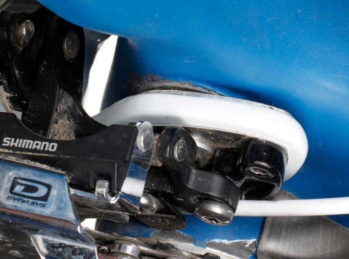   Loose bearing: The sleeve in which the bearing shells are located has come loose from the carbon fibre.