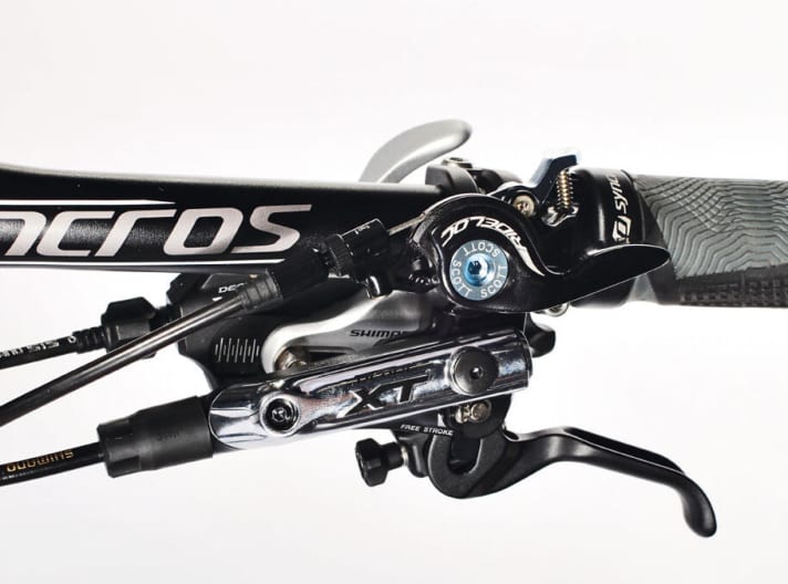   The Fox on the Scott can be conveniently locked out in two stages via remote control from the handlebars. Unlike the Rock Shox, however, it is not a complete lockout.