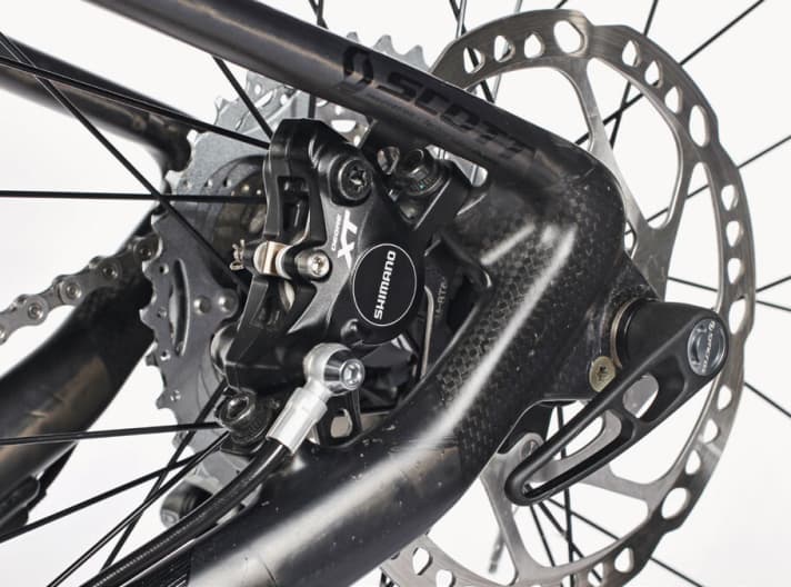   Steckachsen sorgen für Steifigkeit. Gut, wenn sie wie am Scott mit einem Schnellspannhebel kombiniert sind. Storck verzichtet leider darauf.