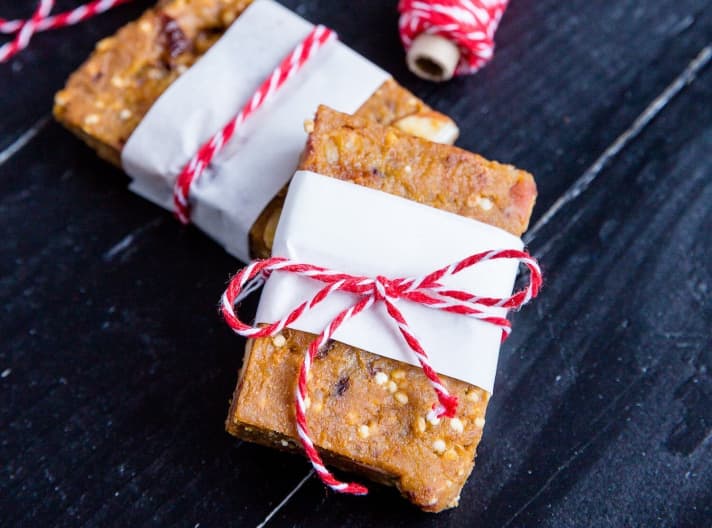   If a whole baking tray (about 48 bars) is too much for you, you can also prepare only half of the bar mixture and spread it on one side of the baking tray.