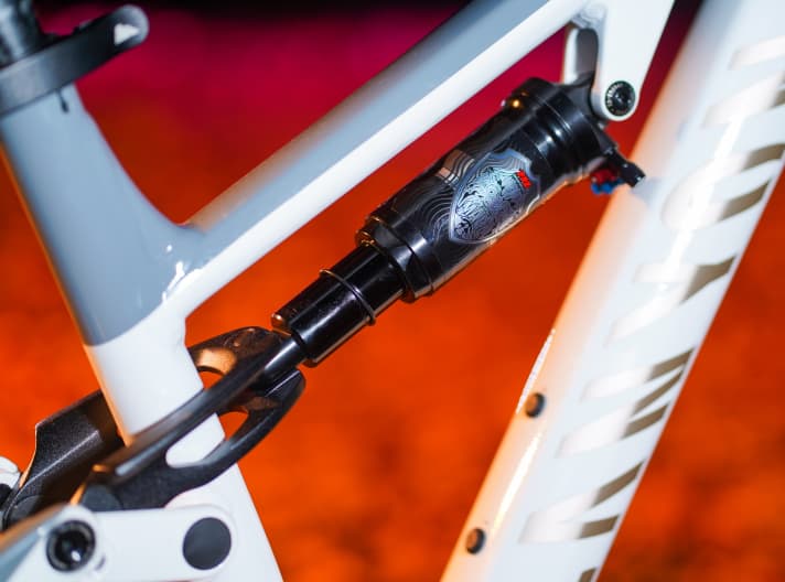 The shock sits under the top tube. Instead of a Rockshox model, the lightweight and perfectly tunable Manitou Mara shock was installed on the 2022 model.