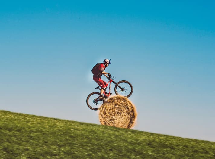 Ritt auf dem Heuballen: Danny MacAskill fallen die verrücktesten Ideen ein. Der Stunt (Foto) ist zu sehen in seinem Clip „Wee Day Out“.