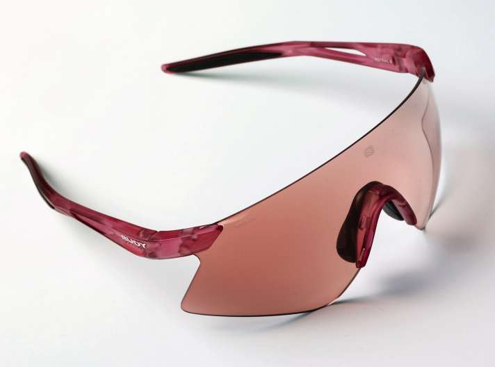 Reduced design, therefore very light: The Rudy Project sits close to the face and protects very well.