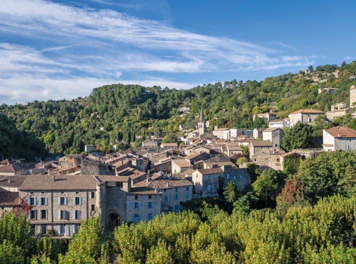 Altes Zentrum: Drei unserer Touren führen nach Largentière. Auf einer davon sollte man sein Rad über das Kopfsteinpflaster der mittelalterlichen Stadt schieben