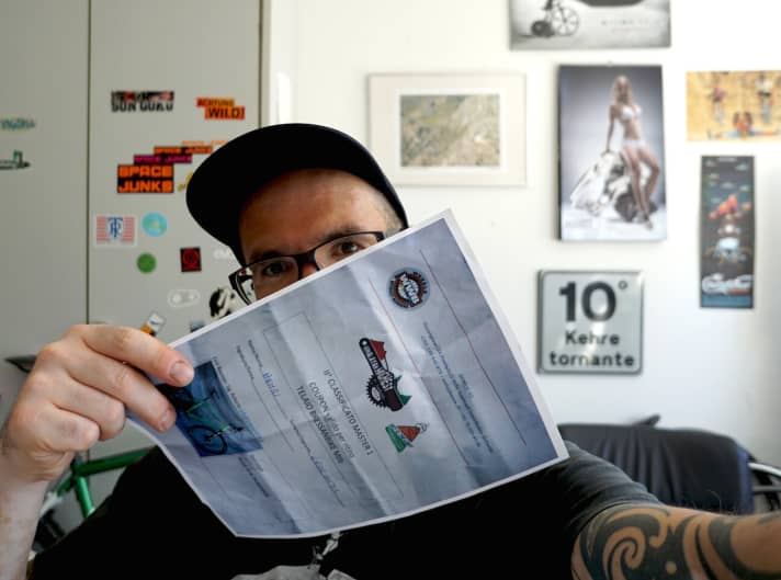   The ominous sheet of paper has been fished out of the rubbish again. Fortunately! Google Translate reveals: It's a voucher for a custom frame from the Bressan forge!