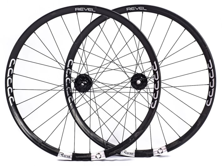   "Fusion fibre" is what Revel calls the technology they use to manufacture their first wheels. The special carbon fibre processing method was developed in an aerospace production facility in southern Utah.