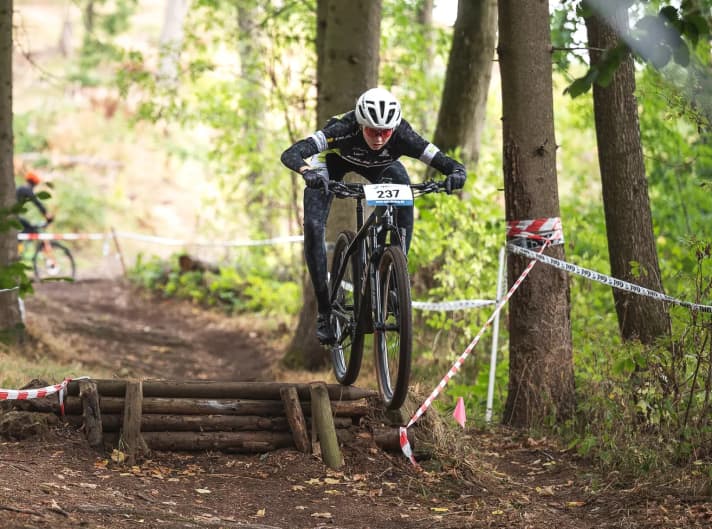 Lucie Hückmann landing on the slalom course.