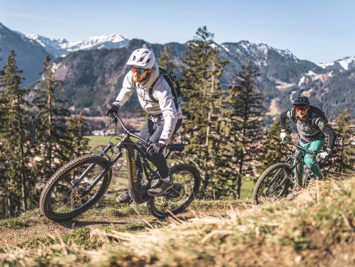 6 E-MTBs für leichte Touren im Test