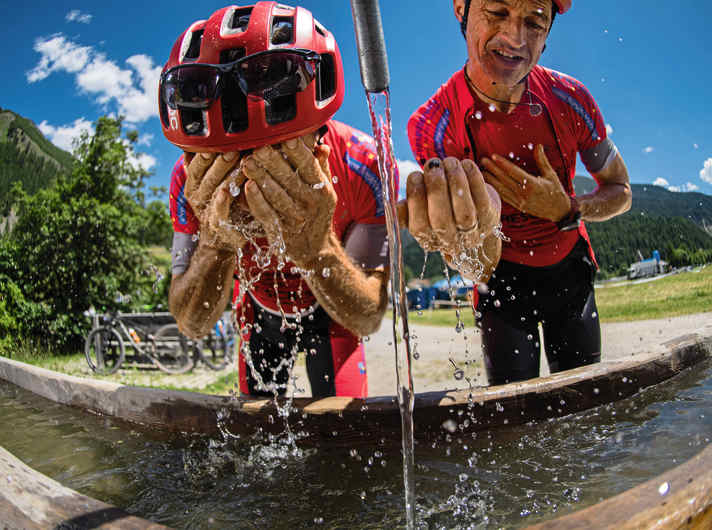 Kühles auf Stirn und Nacken hilft besonders effektiv, um die Körpertemperatur runterzukühlen.
