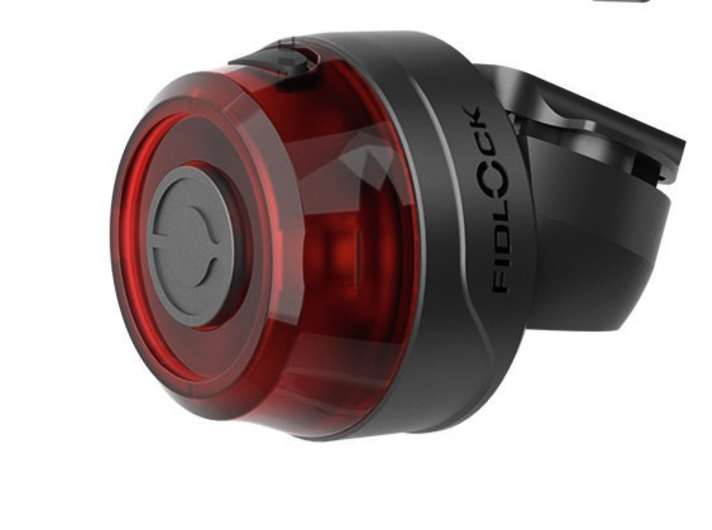 The rear light also relies on the clever magnetic fastening system, making it particularly easy to remove