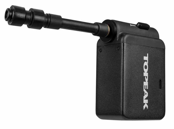 La mini pompe à batterie Topeak E-Booster Digital permet de réparer les crevaisons sans aucun effort.