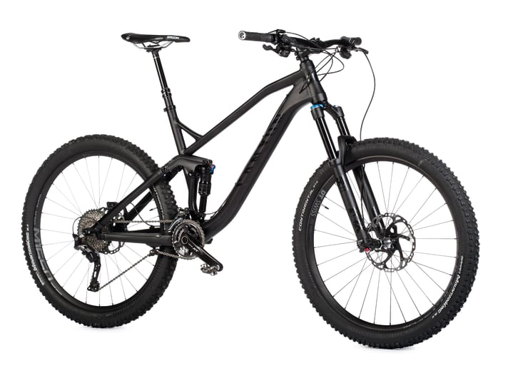Zum Vergleich: Das Canyon Spectral 7.0 aus dem All Mountain Test 2017 kostete 2799 Euro und wog fahrfertig 13,5 Kilo. Damit war es satte 500 Euro günstiger und 2,3 Kilo leichter, als das aktuelle Modell. Canyon setzte damals noch auf 27,5 Zoll kleine Laufräder, eine Fox 34 Gabel und einen Dämpfer ohne Ausgleichbehälter, gönnte dem günstigen Spectral aber eine volle Shimano XT Ausstattung.