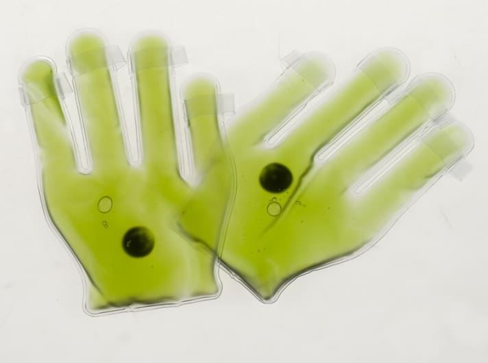   These green colleagues provide quick help against cold hands on tour. Simply bend the metal plate, place the hand warmer under the glove and they provide a maximum of 50° warmth for around 30 minutes. Thanks to a special mixture, the gel does not harden and the fingers remain flexible. The liquid can be reactivated up to 1000 times by briefly boiling it. Price: €7.45. www.xtra-warm.de