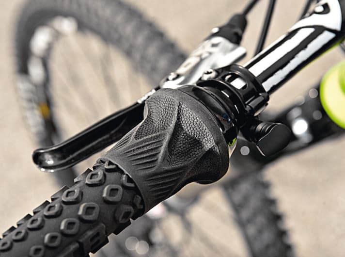   Gripshift für den Umwerfer? Nein, an Jérômes Bike wechselt man damit zwischen Flow- und Elevation-Mode des Dämpfers.