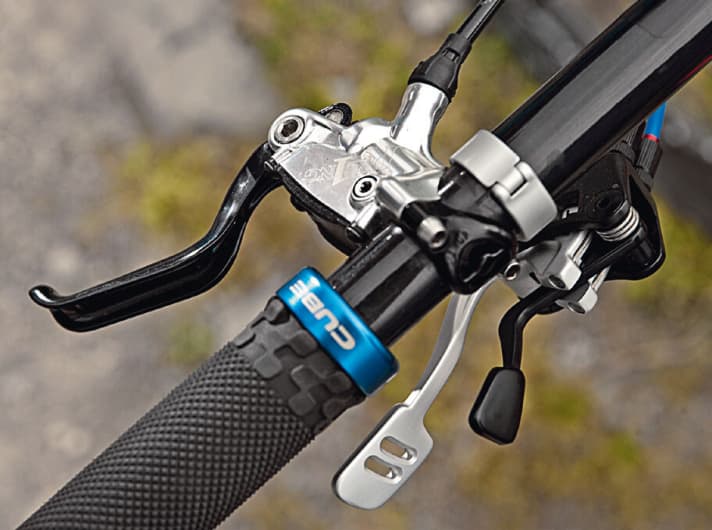   2014 R1 Racing from Formula and remote lever under the handlebars. The well-placed lever can be used to tighten the fork and damper.