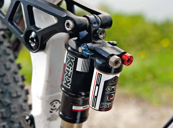   Genau wie beim Morewood zauberte der brandneue BOS-Kirk-Dämpfer feinste Performance in den Hinterbau. Eine echte Ansage für Enduros.