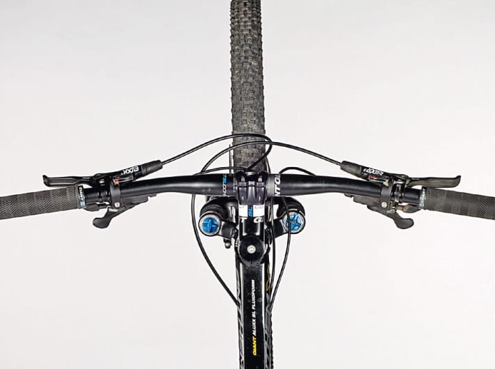   A cockpit as it should be: Wide handlebars with a comfortable offset, 90 mm short stem, screw grips.