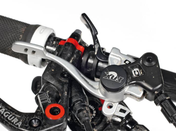   Der ausladende Fox-Lenkerhebel regelt Gabel und Dämpfer gleichzeitig. Praktische Lösung, die Plattform ist aber zu schwach ausgeprägt.