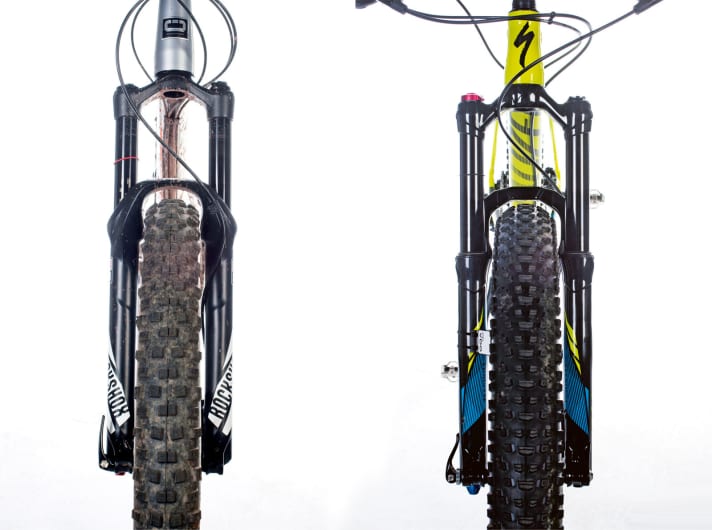   Platzprobleme Auch wenn man manche Plus-Reifen in bestehende Gabeln einsetzen kann, (li. eine Rock-Shox-29er-Pike mit 2,8er-Reifen), sind nur echte Plus-Gabeln offiziell freigegeben – rechts eine Manitou Magnum und 3,0er-Reifen.